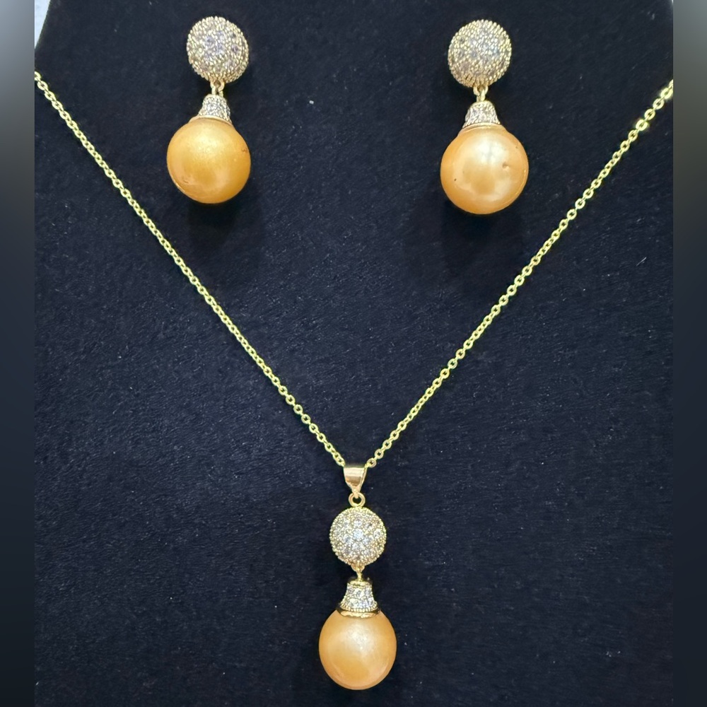 Elegant Gold Jewelry Set with Crystal Accents